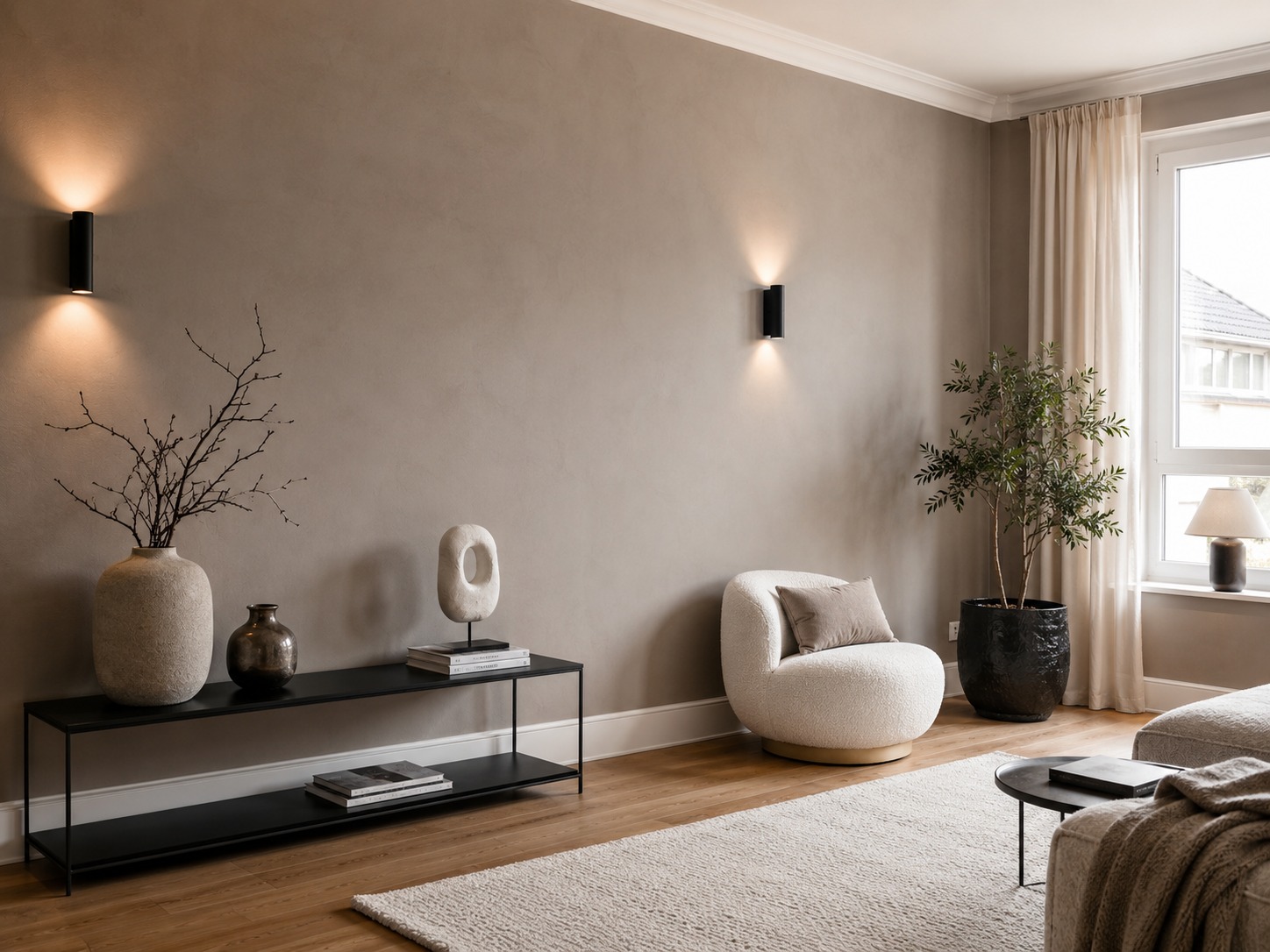 Nachher: fertig gestalteter Wohnraum mit glatter Wand und moderner Einrichtung